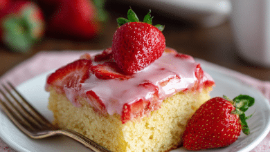 Classic Strawberry Sheet Cake with Glaze – A Sweet Taste of Summer in Every Bite
